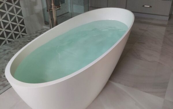 Freestanding Modern Tub with a Halo Water System