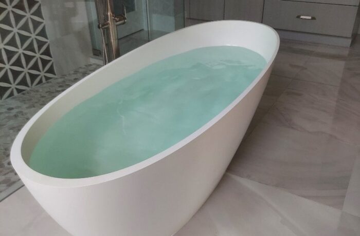 Freestanding Modern Tub with a Halo Water System